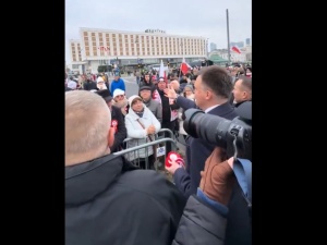 Hołownia za barierkami w Święto Niepodległości. Ciężka rozmowa z wyborcami [WIDEO]