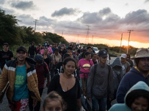 Fala imigrantów zmierza do granicy z Teksasem. Chcą zdążyć przed inauguracją Trumpa