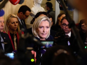 Rząd Francji na skraju upadku. Marine Le Pen zdecydowała