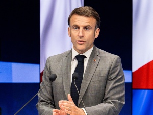 Burza we Francji. Mimo widma upadku rządu Macron nie zamierza podać się do dymisji