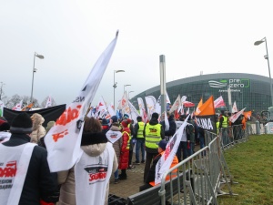 Górnicy i hutnicy manifestują przed PreZero Areną Gliwice, gdzie odbywa się konwencja KO