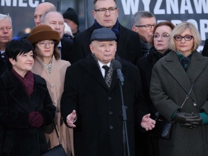 Krzyki na miesięcznicy smoleńskiej. Kaczyński: To bezczelna agentura Putina