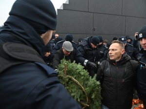 Prowokatorzy zakłócili miesięcznicę smoleńską. Doszło do przepychanek