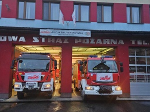 Zamiast bombek na choince wieszamy flagi. Nietypowe życzenia świąteczne od protestujących strażaków