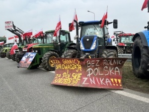 Jutro protest rolników. W Warszawie pojawiły się już pierwsze uśmiechnięte barierki