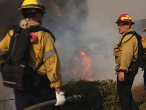 Strażacy walczą z pożarami wokół Los Angeles. Silny wiatr może utrudnić im zadanie