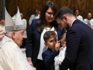 Papież ochrzcił 21 dzieci: Do każdego Bóg mówi - jesteś moim dzieckiem, kocham cię