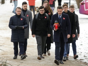 Modły do drogowskazu, a symbolem zbawienia serduszko WOŚP. W sieci burza po happeningu Trzaskowskiego