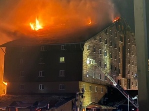 Pożar w narciarskim kurorcie. Ludzie wyskakiwali przez okna