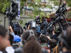 Uśmiechnięci dziennikarze na usługach władzy? Niewielu ukrywa sympatie partyjne