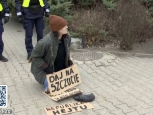 Grupa prowokatorów pod siedzibą Telewizji Republika. Na miejsce przybyła policja