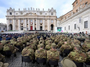 Franciszek apeluje do żołnierzy i służb mundurowych o ratowanie i obronę życia