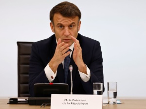 Macron zwołuje na poniedziałek konkurencyjny szczyt bezpieczeństwa w Paryżu