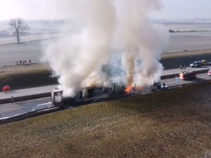 Ciężarówki stanęły w płomieniach. Autostrada A4 nieprzejezdna