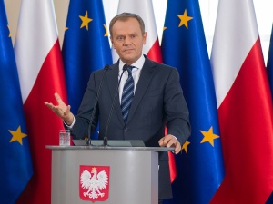 Donald Tusk pominięty przez prezydenta Francji. Są gorące komentarze