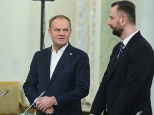 Premier Tusk porusza się o kulach. Co się stało?