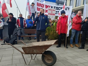 Trwa pikieta Solidarności przed centralą Poczty Polskiej w Warszawie