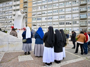 Klinika Gemelli o stanie Franciszka: Następuje poprawa