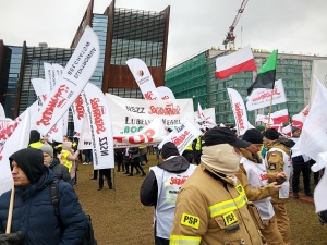 Bezprecedensowa próba ograniczania swobody działalności związków zawodowych. S interweniuje ws. strażaków