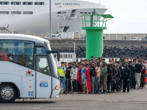 Niemcy zaczną do Polski zwozić imigrantów autobusami? Nerwowo w rządzie Tuska