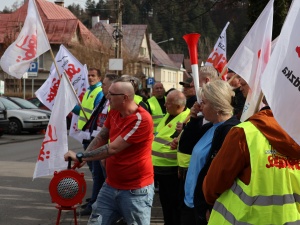 Z dnia na dzień żyje się gorzej. Solidarność pikietowała przed zakładem Hutchinsona w Żywcu