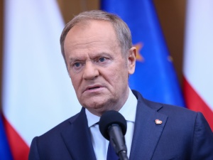 Tusk kłamał. Gazeta.pl: Polska musi wdrożyć Pakt Migracyjny