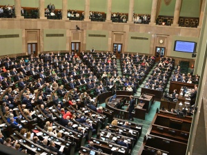 Najnowszy sondaż parlamentarny. PiS goni KO, Konfederacja z dużym wzrostem