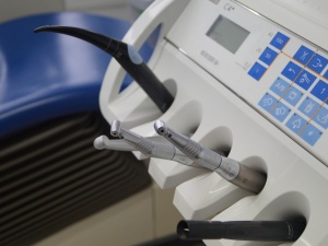 Udawał dentystę i przyjmował pacjentów. 59-latek w rękach policji