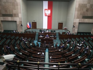 To była wpadka, nie błąd systemu. Posłanki Żelazowska i Hartwich nie wzięły udziału w głosowaniu przegranym przez opozycje jednym głosem