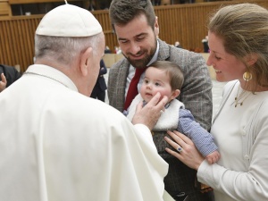 Franciszek: Odrzucenie ojcostwa i macierzyństwa odbiera nam człowieczeństwo i cierpi na tym ojczyzna [video]