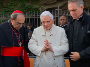 95. urodziny papieża seniora. Abp Gänswein: Benedykt XVI czuje się dobrze i jest w dobrym nastroju