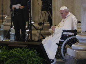 Franciszek przewodniczył modlitwie różańcowej: Królowo Pokoju, błagamy Cię, udziel nam wspaniałego daru pokoju, aby szybko ustała wojna