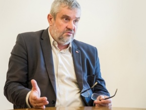 „Są sygnały, że zboże z Ukrainy pozostaje w Polsce. (…) Toczy się jakaś dziwna gra”. Niepokojące słowa byłego ministra rolnictwa