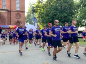 Rozpoczęła się Pielgrzymka Biegowa z Łodzi na Jasną Górę. Pątnicy pokonają trasę w... jeden dzień [video]