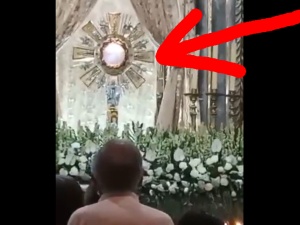 Hostia zaczęła „bić jak ludzkie serce”. Cud eucharystyczny w Meksyku? Jest nagranie [WIDEO]