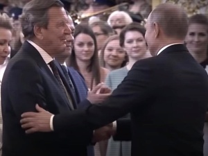 Schröder spotkał się z Putinem. „Kreml chce negocjować” 