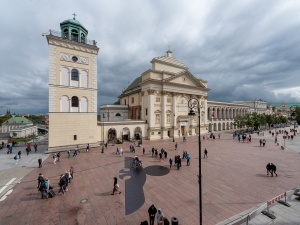 „Gapa” na Krakowskim Przedmieściu. Instalacja Jerzego Kaliny na 17 września