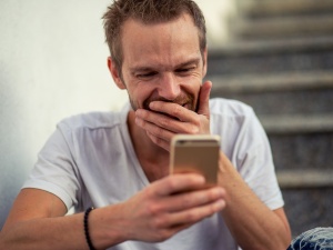 Pornograficzne konto na Twitterze. Prawie 211 000 obserwujących. Tylko 8 obserwowanych. W tym Tusk i Trzaskowski