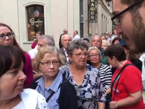 [video] Jak Obywatele RP wkręcają cudzoziemców, by chodzili z białymi różami