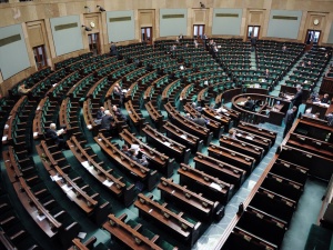 Najnowszy SONDAŻ IBRIS: PiS bezkonkurencyjny. PO i Nowoczesna ze spadkiem notowań