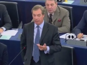 [video] Farage do Junckera: "Sposób, w jaki traktujesz Węgry i Polskę to radziecka przemoc"