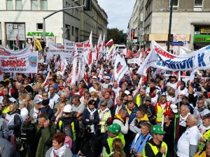 Tysiące osób na trwającym właśnie proteście Solidarności pod budynkiem KE w Warszawie