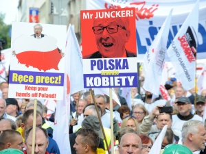 Ręce precz od Polski - Solidarność protestowała przeciwko ingerencji Komisji Europejskiej [GALERIA ZDJĘĆ]