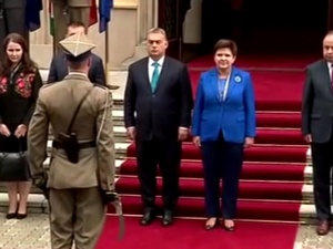 [video] Powitanie w Warszawie premiera Victora Orbana: Czołem panie premierze!