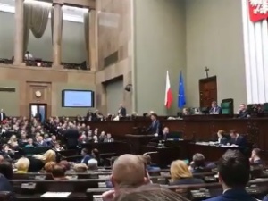 [video] Petru zakłóca obrady Sejmu i nie chce zejść z mównicy. Andruszkiewicz: Chce kolejnego puczu?