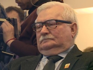 Lech Wałęsa przyznaje sam sobie tytuły profesorskie: "Pogadajmy jak Profesor z profesorem..."