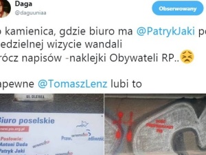 Wandale zdewastowali kamienicę z biurem Patryka Jakiego. Zostawili po sobie naklejki Obywateli RP