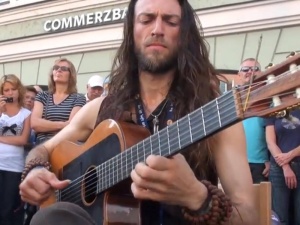 [video] Gitarzysta na ulicy tak poruszył słuchaczy, że film obejrzały już dziesiątki milionów internautów