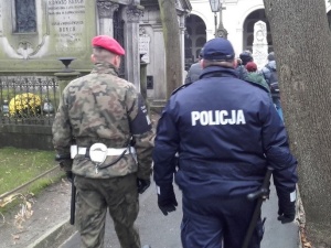 Policja i wojsko dbają o bezpieczeństwo Polaków podczas akcji "Znicz"