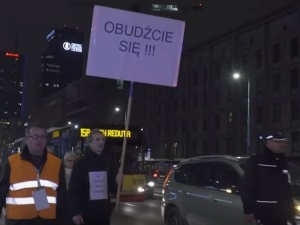 "To nie 500+ zwrócił Polakom godność. Uczynił to Piotr S". Kontrowersyjny tekst na TOKFM.pl wzburzył sieć